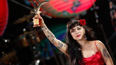 AUDIO| Mon Laferte e Inti Illimani se juntan para reversionar el clásico de Violeta Parra Qué he sacado con quererte