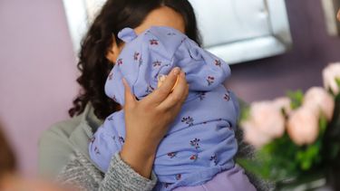 Condenada logra reemplazar cárcel por reclusión domiciliaria para amamantar a hijo de 5 meses