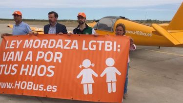 Creadores del Bus de la Libertad estrenan avioneta con mensaje aún más transfóbico: Van a por tus hijos