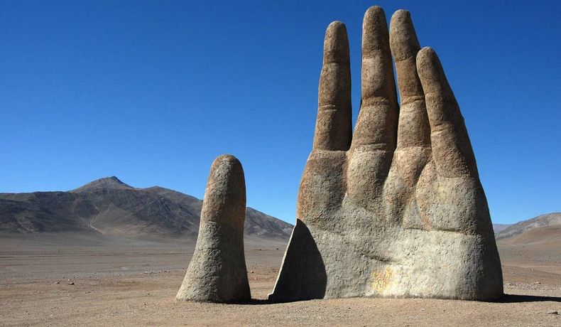 Escultura de Mario Irarrabal en el Desierto de Atacama.jpg