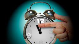 Cambio de hora en Chile este sábado: ¿Se deben atrasar o adelantar los relojes?