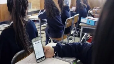 No más celulares en colegios: Senado aprueba proyecto con casos excepcionales y queda listo para revisión en la Cámara