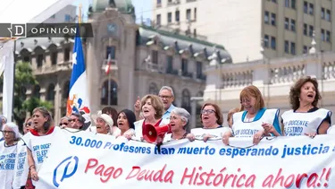 El Desconcierto | 10941 imagen de profesores pidiendo reparacion de la deuda histori.webp