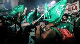 Histórico: Senado de Argentina aprueba el aborto seguro, legal y gratuito