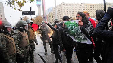 Estudiantes de la ACES protestan fuera de la Dirección General de Carabineros por millonario fraude
