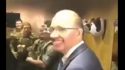 VIDEO| Carabineros reciben con aplausos al abogado que liberó al funcionario que disparó contra manifestante en Concepción