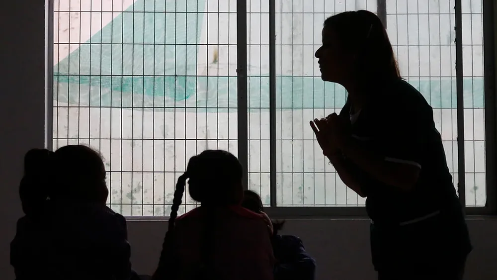 Colegio sancionó a niño TEA por crisis emocionales y padres van a tribunales: Corte revoca sanciones y exige inclusión