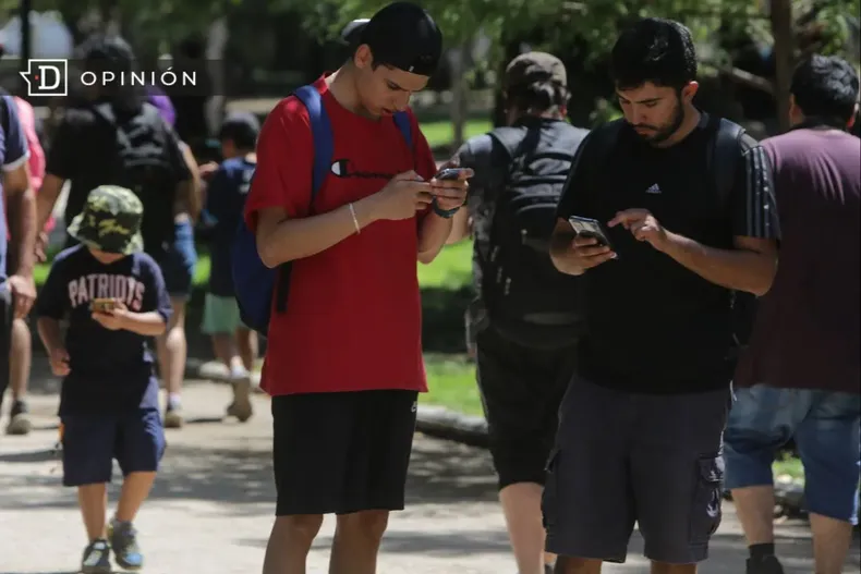 18101 jovenes mirando un celular.webp