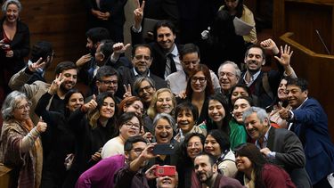 Cámara aprueba salario mínimo: Republicanos rechaza en masa y UDI se divide