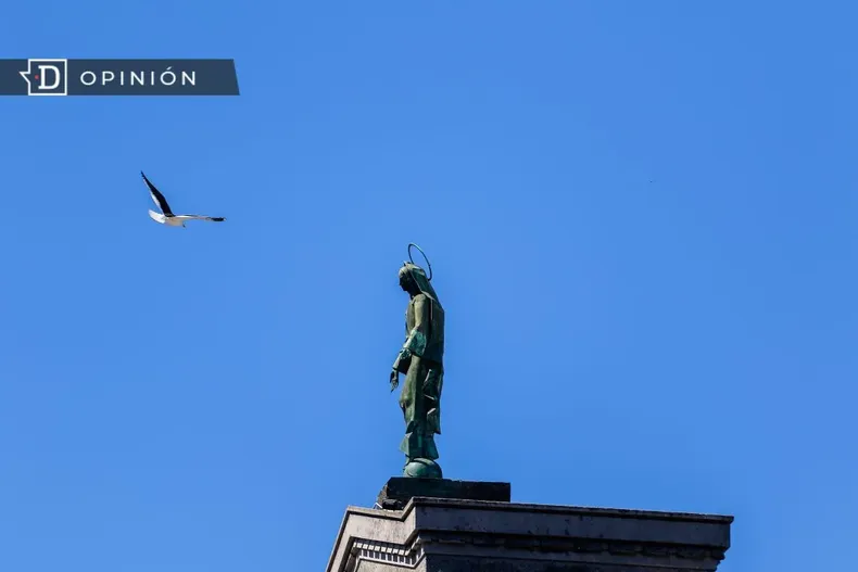 17071 imagen de una estatua sobre una iglesia.webp
