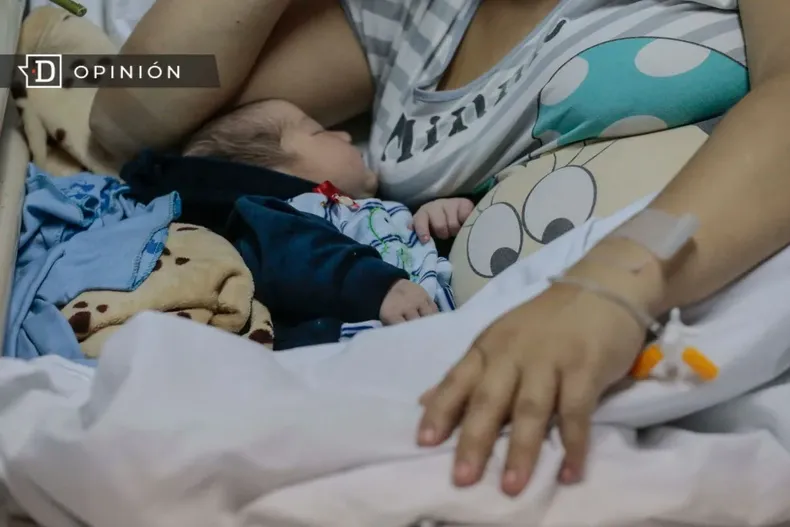 17153 bebe recien nacido junto a su madre.webp