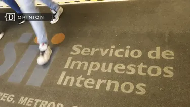 El Desconcierto | 31501 alfombra con el logo del servicio de impuestos internos.webp