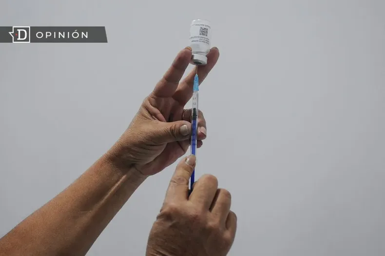 17796 imagen de las manos de una persona con una vacuna.webp