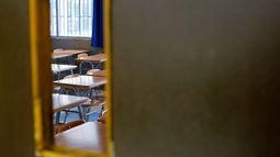 Imagen de una sala vacía a traves del vidrio de una puerta / Agencia Uno Imagen de una sala vacía a traves del vidrio de una puerta / Agencia Uno