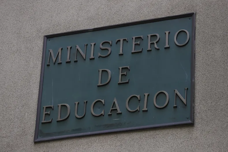 mineduc le quito beca por estudiar dos carreras a la vez pese a cumplir requisitos corte ordeno restituir el beneficio.webp