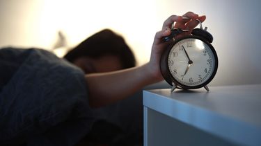 ¿Cómo lograr que el cambio de hora no altere tu sueño? Expertos dan recomendaciones