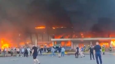 VIDEO| “El número de muertos es difícil de imaginar”: Misil ruso impacta en mall de Ucrania repleto de gente