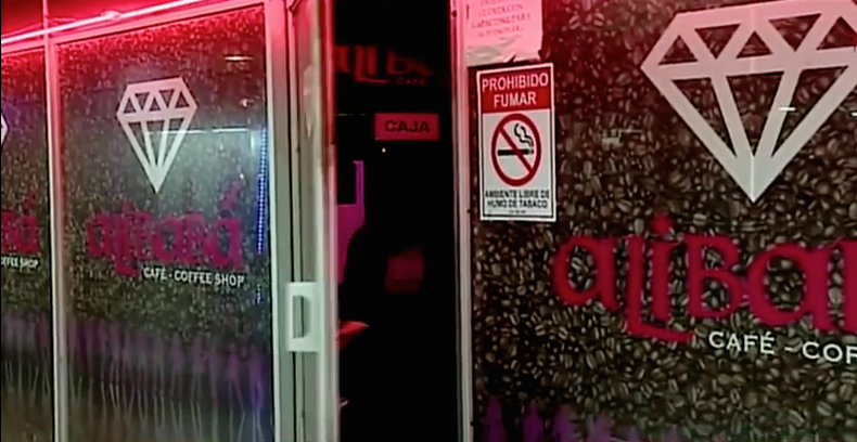 cafe con piernas.png