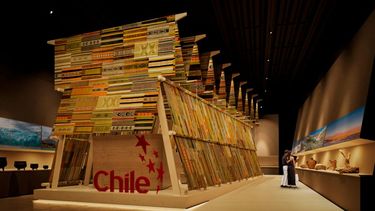 Eligen manto gigante hecho por 200 tejedoras como stand chileno en Exposición Universal 2025