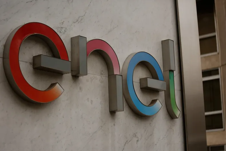 enel es multada con 2 7 mil millones por exceder tope de interrupciones electricas en la rm y afectar a 20 de usuarios.webp