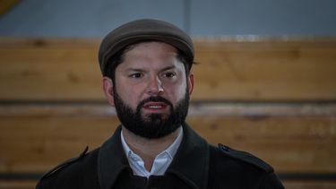 Avión en el que viajaba Presidente Boric por giras APEC y G20 sufre desperfecto técnico: Fue reemplazado