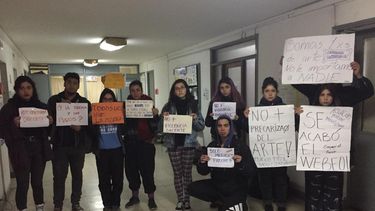 Luz, cámara, precarización: El urgente reclamo de los estudiantes de Teatro de la U. de Chile