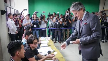 Chalecos antibalas, cascos y fuerte resguardo en comicios de Ecuador bajo ola de violencia