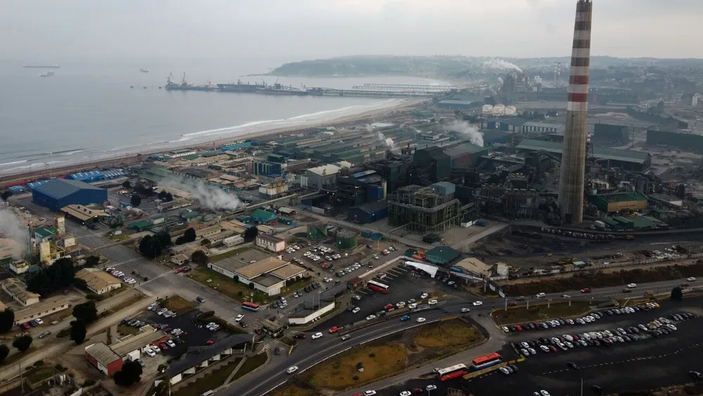 Alumnos encerrados con purificadores de aire: Puchuncaví denuncia invisibilización de episodios críticos de contaminación