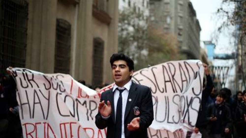 Qué se lee: Rodrigo Pérez, Instituto Nacional, leer a Lemebel en tiempos de movilizaciones