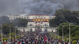Protestas en Nepal se convierten en tragedia: Incendian casas de élite política y muere exPrimera Dama