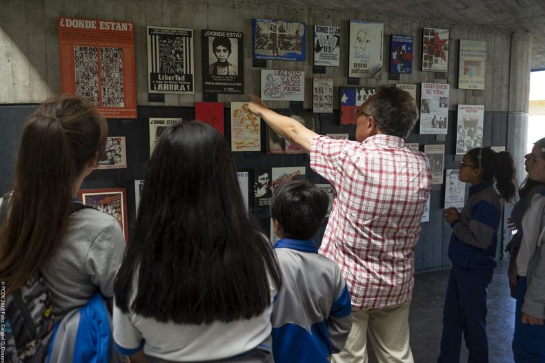 profe estudiantes y museografia scaled.jpg