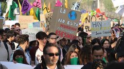 Gobierno anuncia querella tras ataque a periodistas en marcha por el medio ambiente