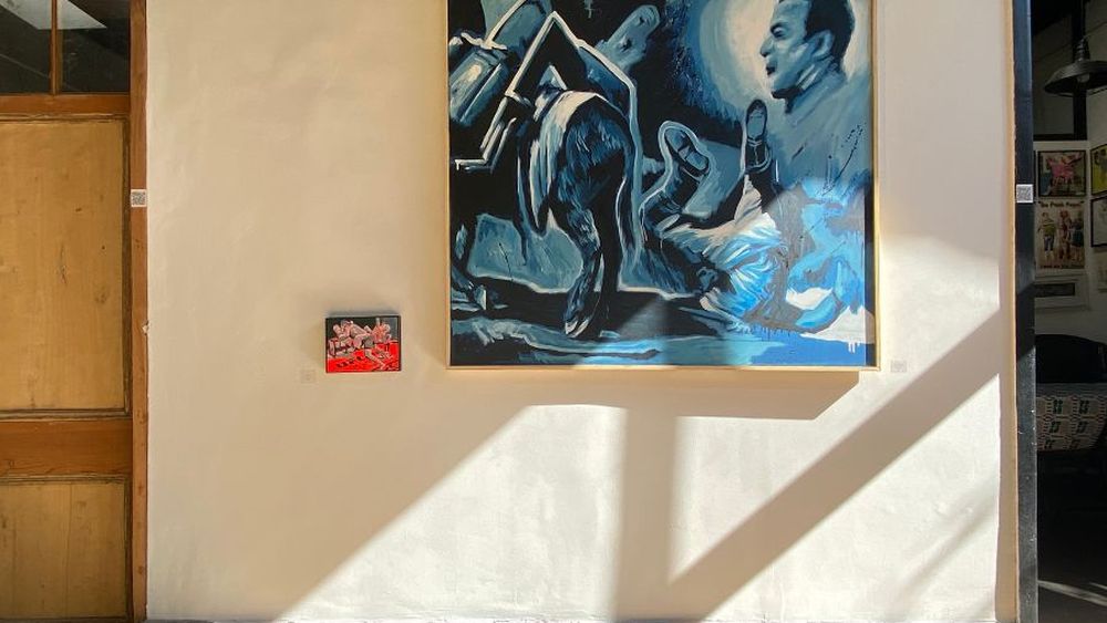 Algo huele mal: Exposición trae arte plástico hibrido con revistas deportivas y fotos familiares