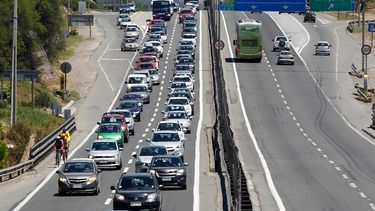 Doce personas fallecieron y 350 mil autos salieron de Santiago en fin de semana largo