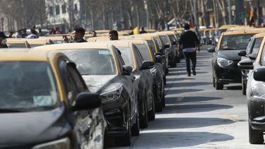 Bono de $100 mil a taxistas por alza de combustibles: cómo postular y qué requisitos se necesitan