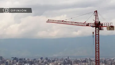 El Desconcierto | 13397 grua de la construccion con la cordillera de fondo.webp