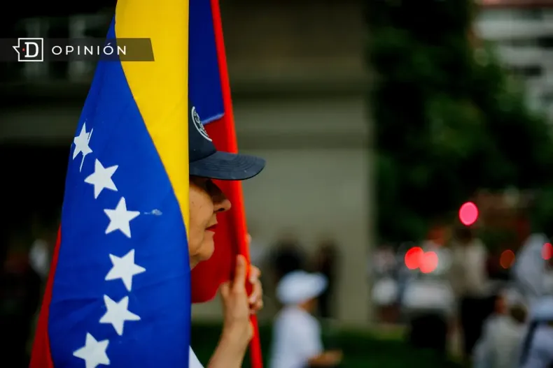 28328 mujer con la bandera de venezuela.webp