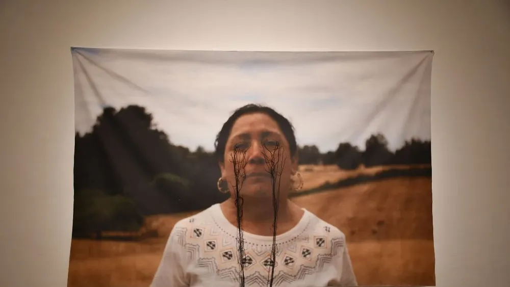 “Yo nací soñando y terminaré amando”: Muestra de textiles, fotos y muebles aborda herencia mapuche y migración