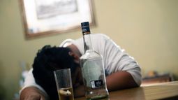 Imagen de un hombre alcoholizado / Agencia Uno Imagen de un hombre alcoholizado / Agencia Uno
