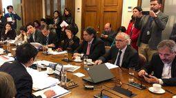 Nuevamente gracias a la DC: Comisión de Seguridad aprueba idea de legislar control preventivo de identidad a menores