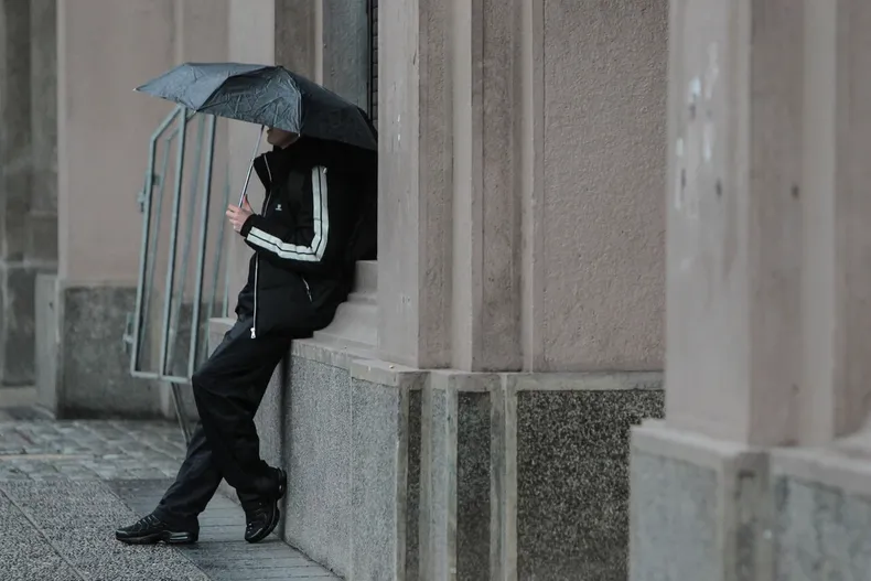 lluvias regresan a santiago sistema frontal traera aire frio y descenso de temperaturas en la rm.webp