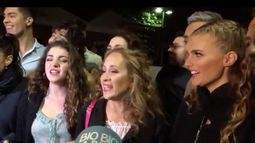 Artistas de musical Mamma Mia actuaron en la calle por amenaza de bomba en el Teatro Municipal de Las Condes
