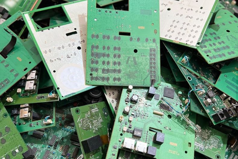 Tarjetas electr&oacute;nicas de tel&oacute;fonos m&oacute;viles. Foto: Midas Chile