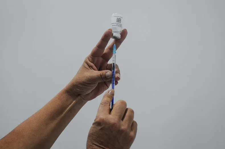 por ser  un derecho a la vida   padres que se negaron a vacunar a su hija son obligados con fallo judicial a hacerlo.webp