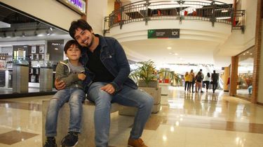 Padre temuquense lleva a su hijo al trabajo ya que la escuela asignada está muy lejos de su casa