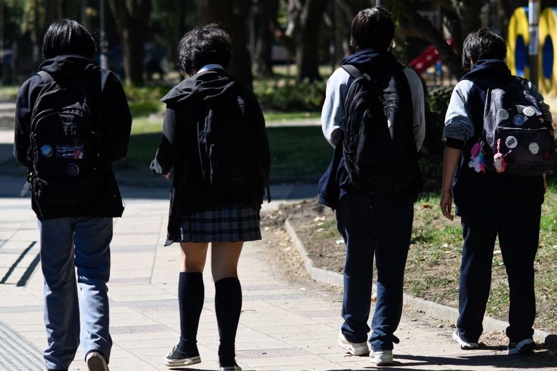 Estudiantes caminando / Agencia Uno
