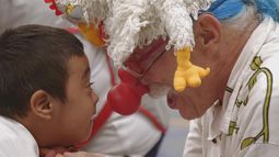 Director chileno llevará al cine la historia de Patch Adams ayudando a veteranos de guerra a superar sus traumas