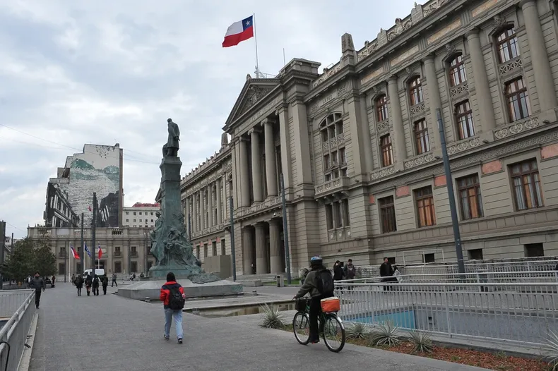 estudiantes deudores llevan a la justicia negativa a inscribirse o titularse entre la autonomia universitaria y derechos.webp