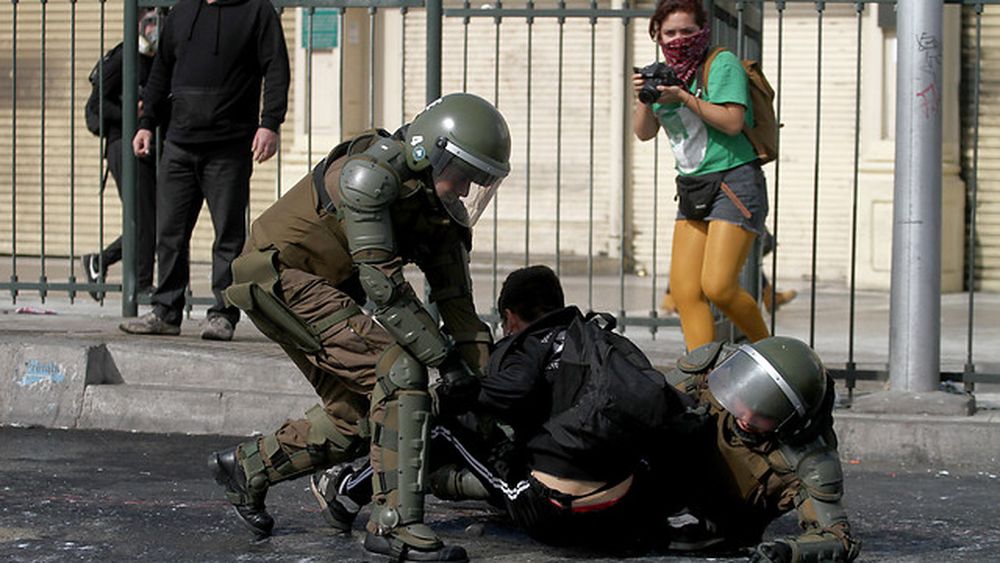 INDH presentó dos querellas en contra de Carabineros por violentas golpizas a estudiantes