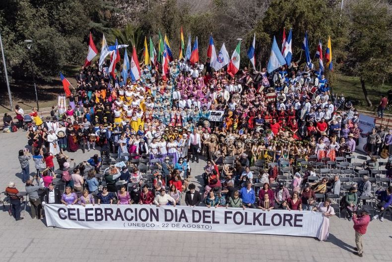 la alameda se transforma en una fonda  100 agrupaciones celebraran en santiago el dia del folklore.jpg